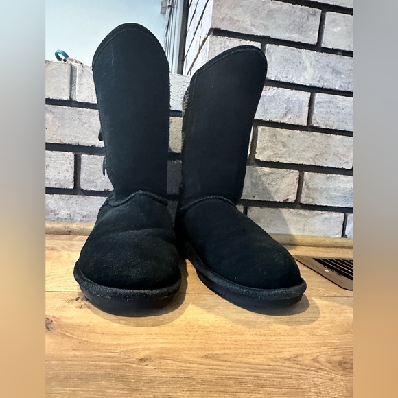 Size 9 Bearpaw boots - Picture 4 of 4